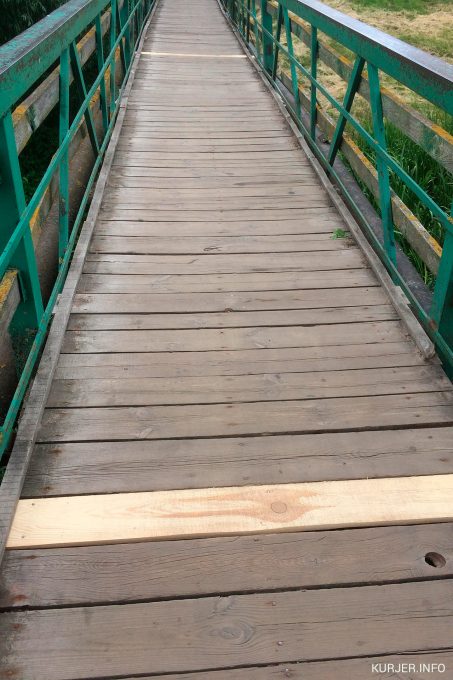 Мост возле гимназии №1 в Слуцке: установили новые доски вместо выпавших (фотофакт)