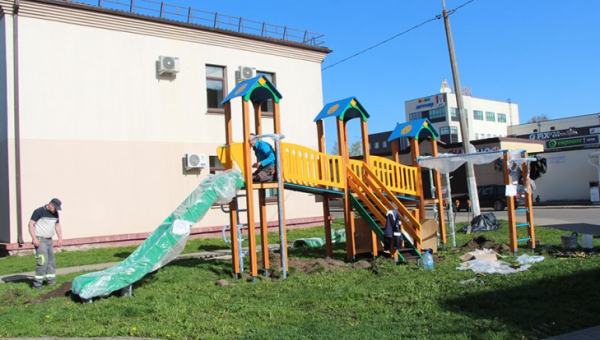 Новый детский игровой комплекс, благоустройство городского парка, уборка улиц