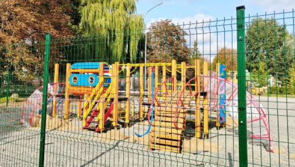 Обустройство детской площадки в Городском парке культуры и отдыха в самом разгаре!