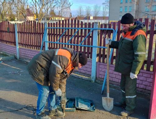 Возле городских школ устанавливают турникеты