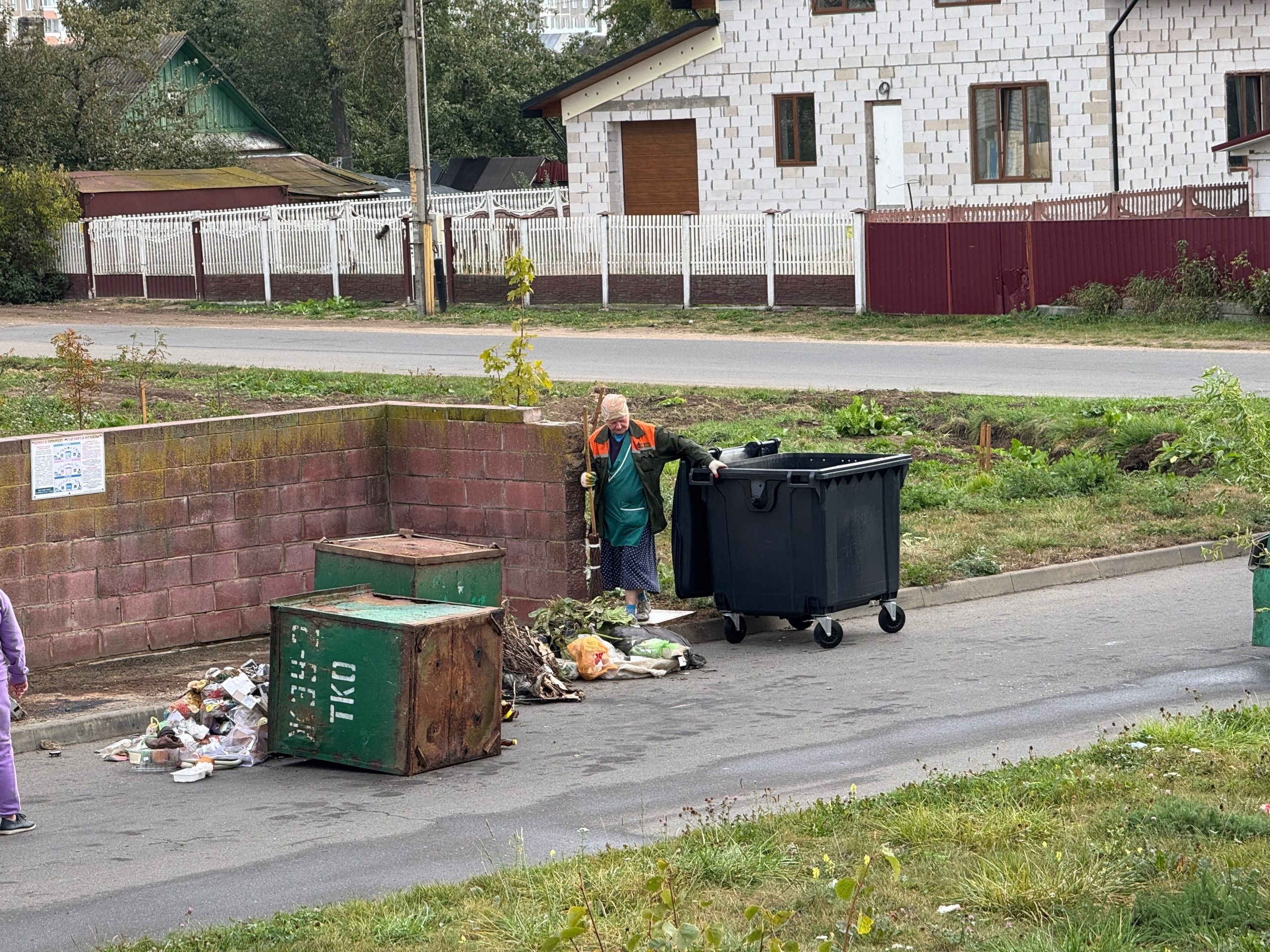 ЖКХ меняет контейнеры в городе. Зачем и почему они стоят на проезжей части?