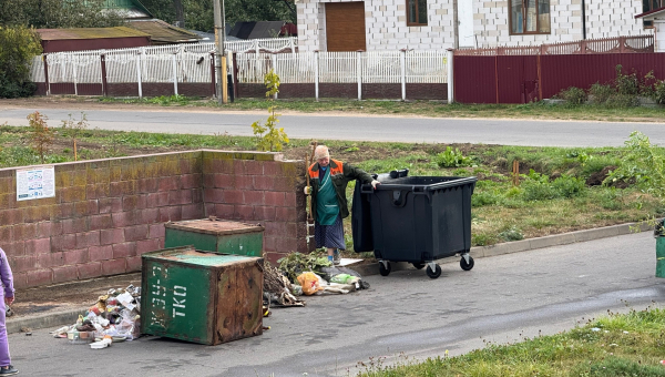 ЖКХ меняет контейнеры в городе. Зачем и почему они стоят на проезжей части?