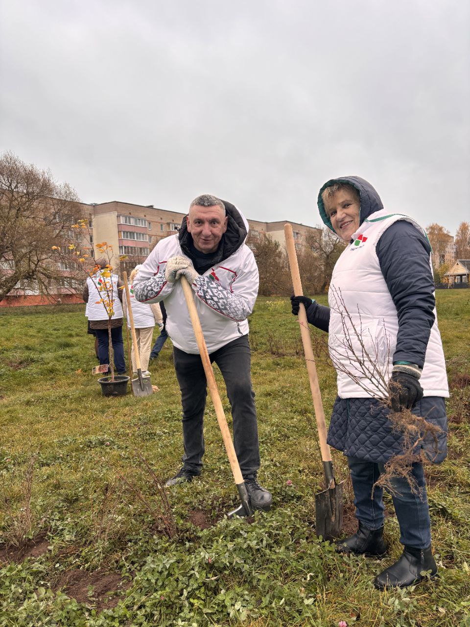 На Аллее Строителей прошел субботник с участием представителей Слуцкой районной организации РОО "Белая Русь".
